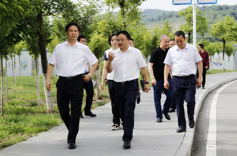 畢節(jié)市市委副書記、市長(zhǎng)張集智一行到 畢節(jié)工業(yè)職業(yè)技術(shù)學(xué)院調(diào)研