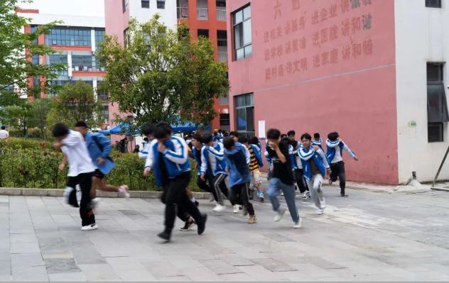 畢節(jié)工業(yè)職業(yè)技術學院舉行安全疏散演練、滅火演練及消防科普活動