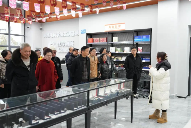 憶崢嶸歲月 話今朝發(fā)展——學(xué)院召開退休干部、教職工座談會