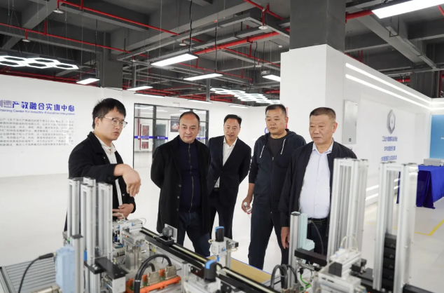 貴州省人民政府督學(xué)、省教育廳中小學(xué)名師名校長(zhǎng)培養(yǎng)管理辦公室主任謝笠率隊(duì)到我院考察調(diào)研職普融通工作