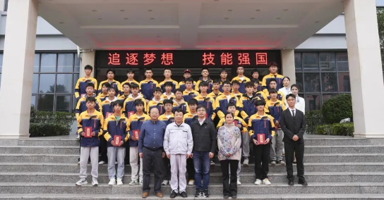 畢節(jié)工業(yè)職業(yè)技術(shù)學(xué)院舉辦“勞模工匠進(jìn)校園，匠心傳承育未來”系列活動(dòng)