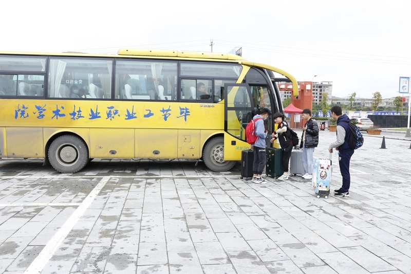 扶上馬、送一程，畢節(jié)工業(yè)職業(yè)技術(shù)學(xué)院赴企業(yè)送學(xué)生到崗實(shí)習(xí)
